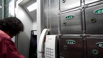 警方阻止婦人操作ATM