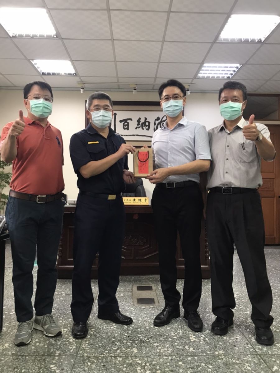 【民雄分局光榮6、7月，分局長致贈紀念品祝福榮陞同仁】