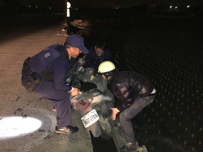 警方協助將機車抬上路旁