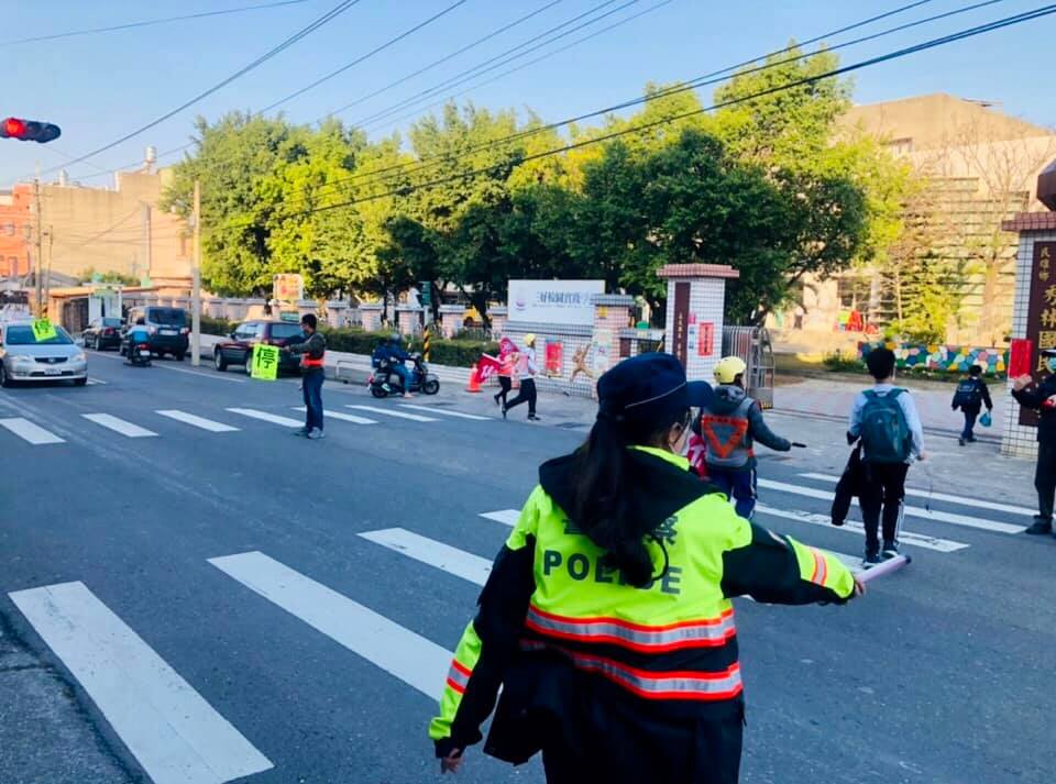 【開學首日護童 民雄警加強校園周邊交安疏導】