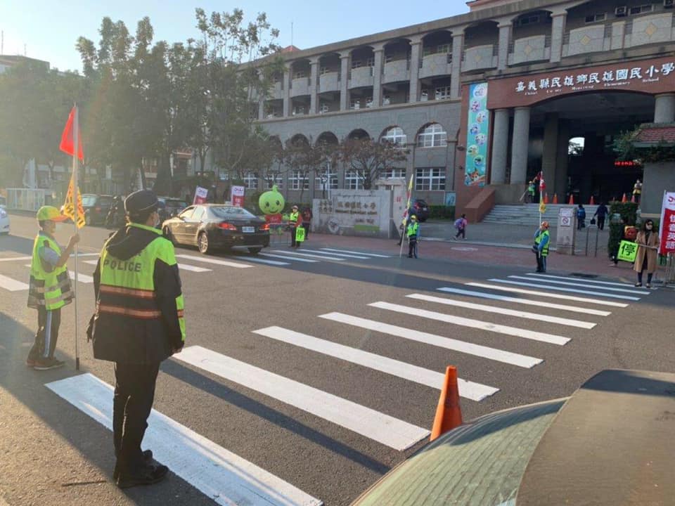 【開學首日護童 民雄警加強校園周邊交安疏導】