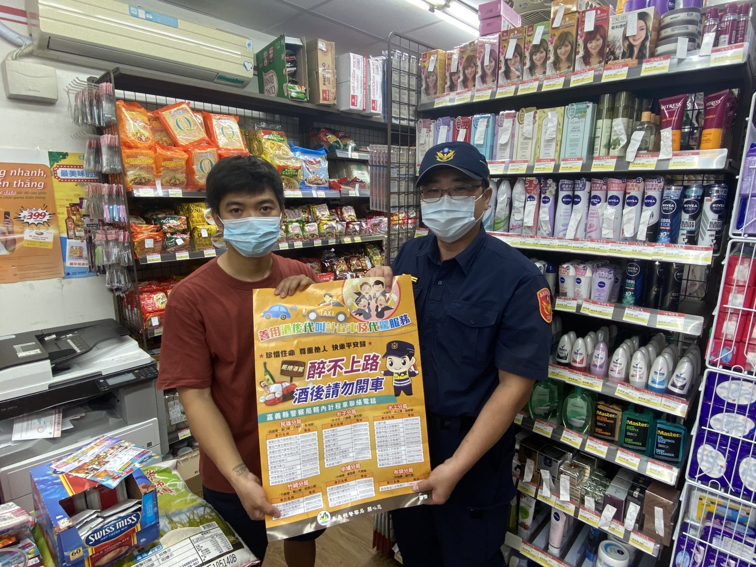 【民雄警外事交通大放送 向外籍人士宣導「萬安45號演習」及「安全駕駛」】
