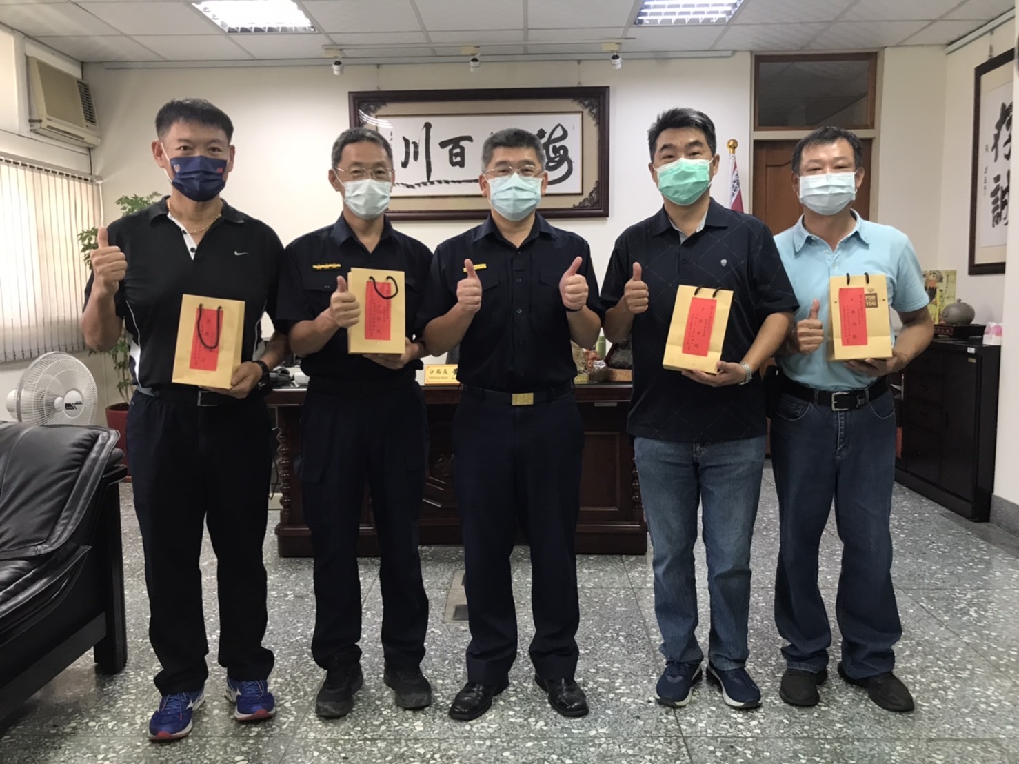 【民雄分局光榮6、7月，分局長致贈紀念品祝福榮陞同仁】