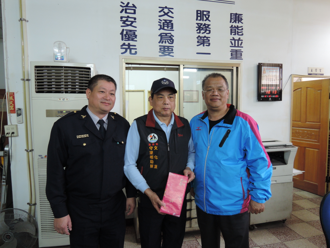 分局長蘇榮明為感謝熱心的巡守志工頒發禮品