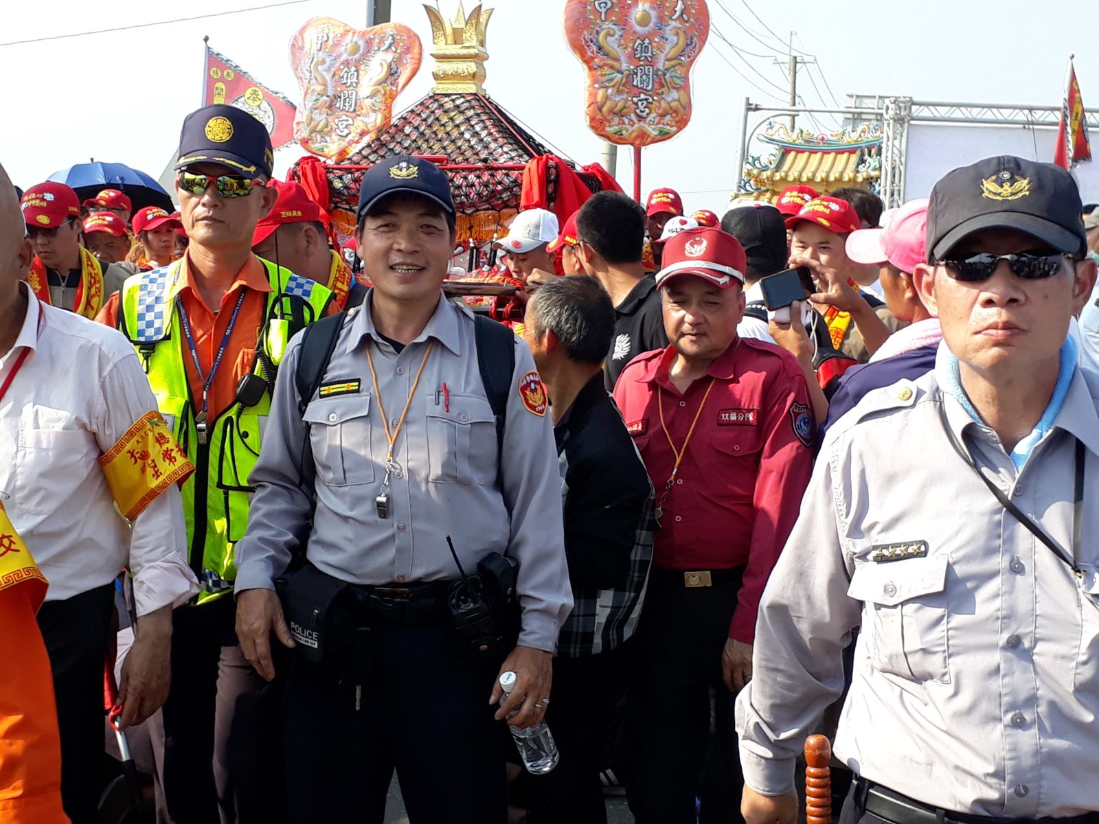 【民雄警於大甲媽祖鑾轎在新港遶境進香期間展示優勢警力嚇阻暴力犯罪】