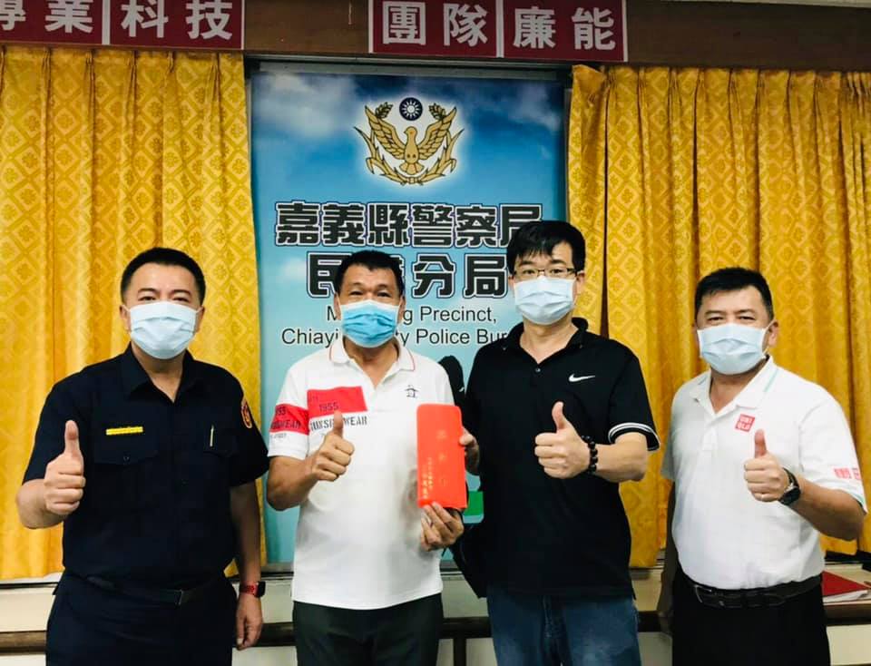 ❴✨警察局長及民雄分局警友辦事處主任林茂盛頒發慰問金🧧鼓勵基層士氣✨❵
