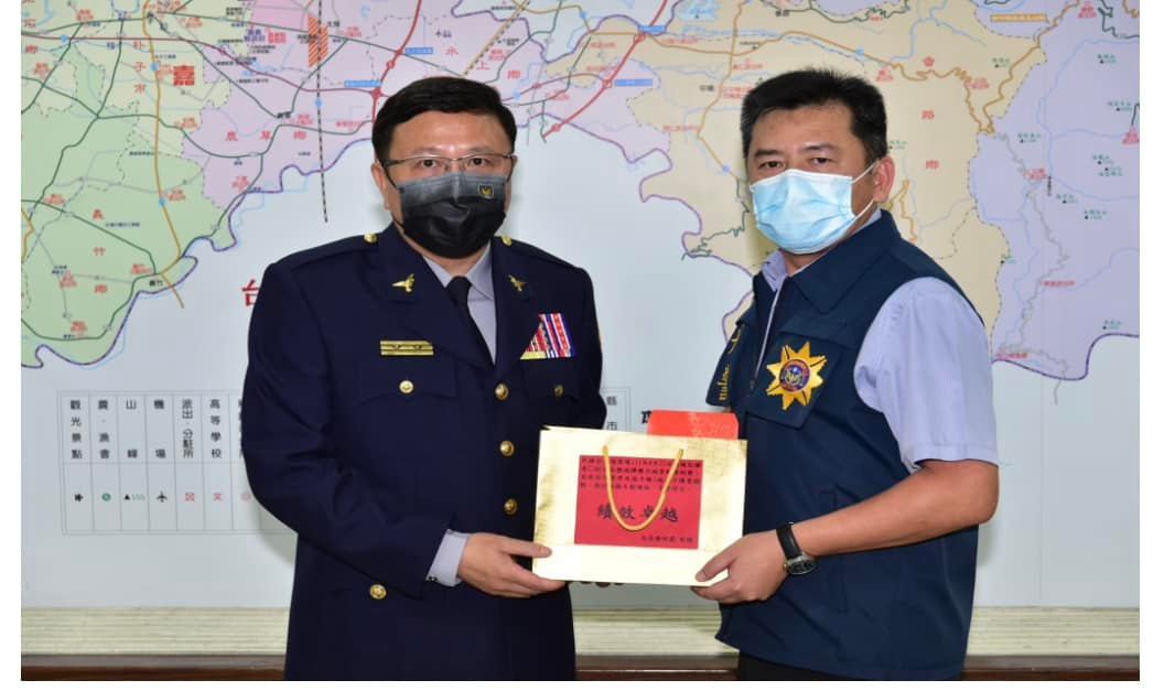 【民雄警榮獲警察局分局組緝毒成效第一名，局長頒發慰勉加菜金及破案茶，鼓勵同仁查緝士氣】