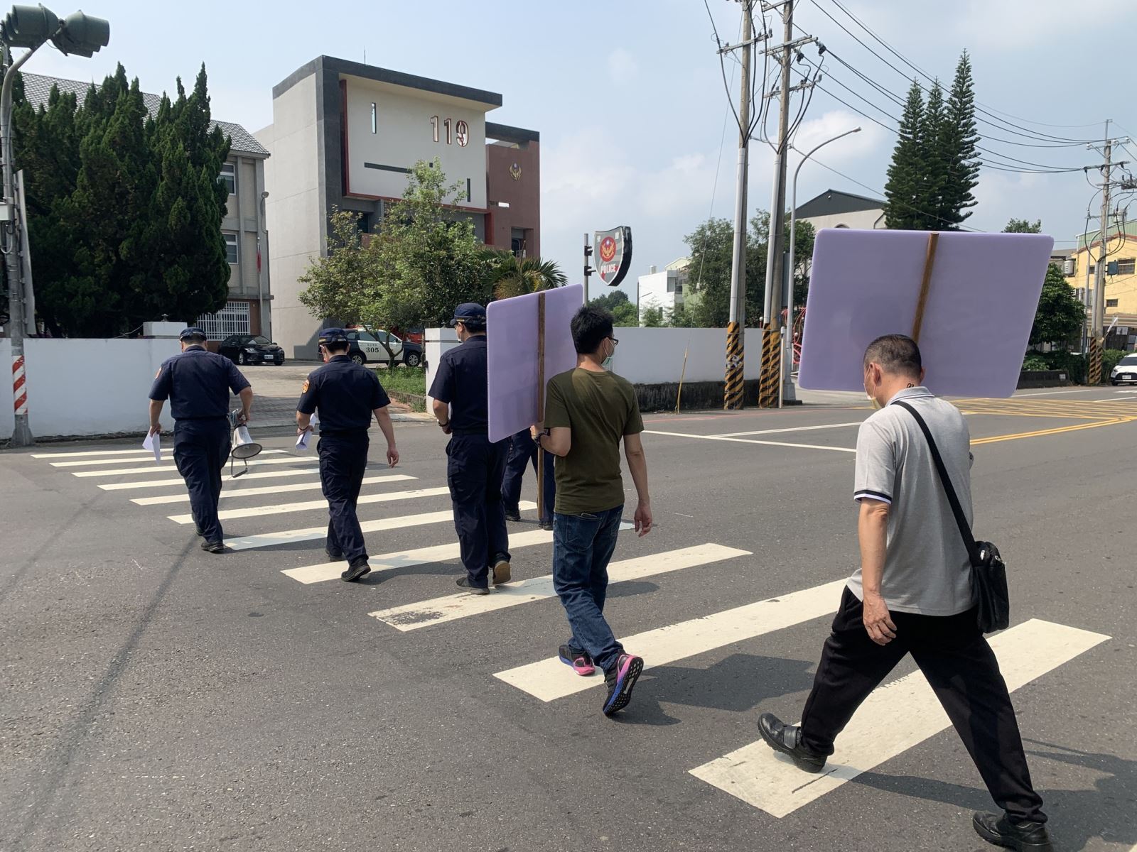 【民雄波麗士徒步掃街 強力放送路口安全宣導 】