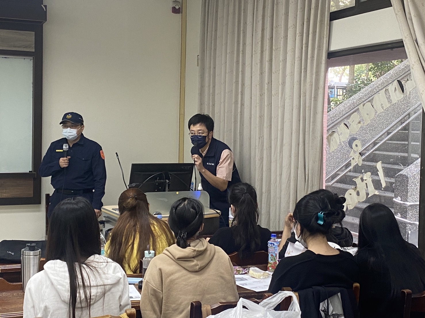 【民雄波麗士向外籍學生宣導『交通安全』及『防制人口販運』】