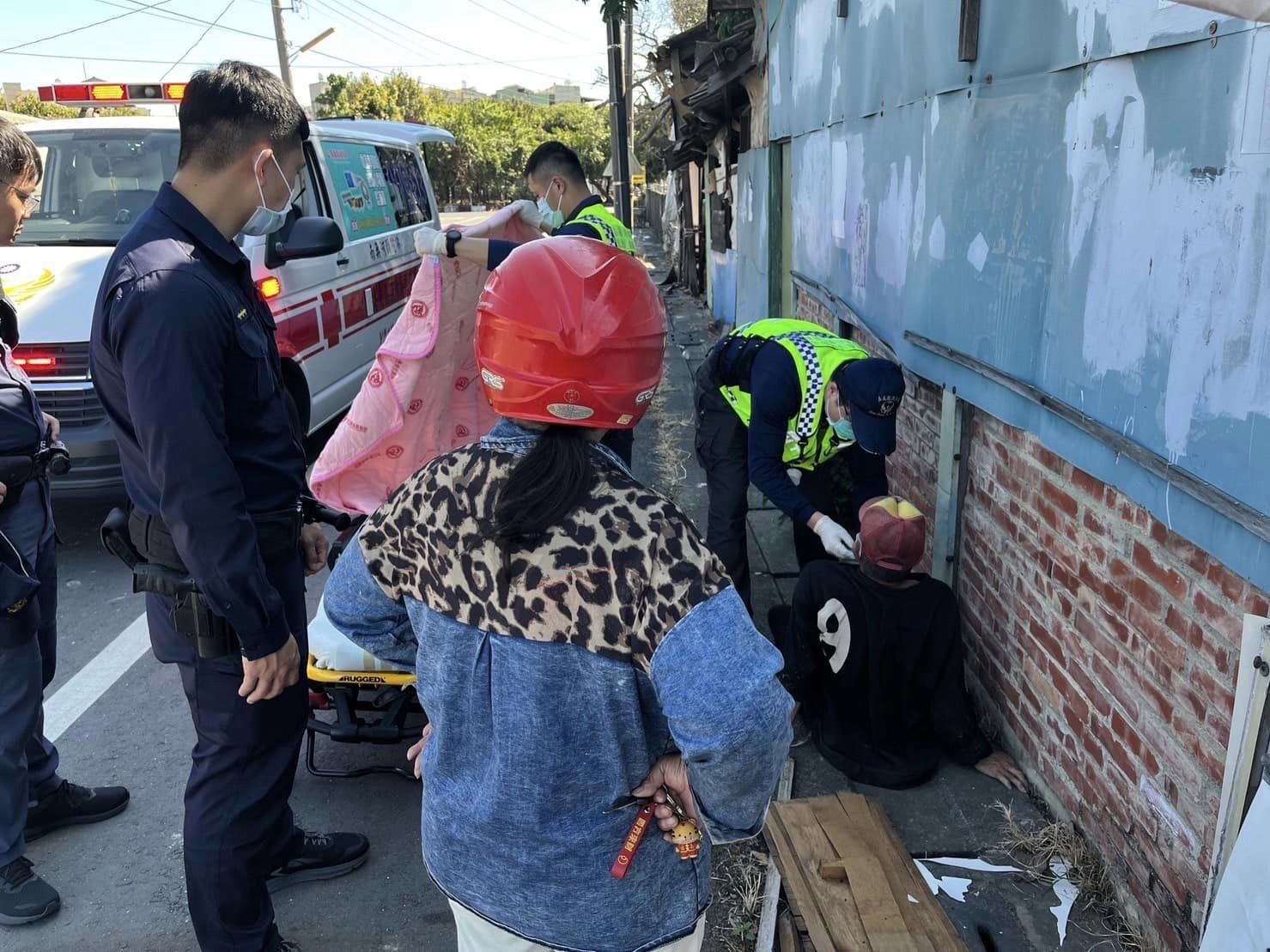 【民雄分局暖警尋獲失蹤老翁返家團圓，家屬深表感謝】
