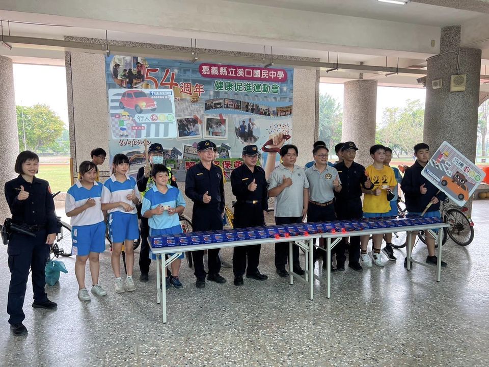 民雄警分局長校園宣導『交通安全』觀念，發送自行車爆閃燈，守護學生夜間騎乘安全】 有鑑於近來民雄分局轄內學生夜間騎乘自行車發生交通事故，多為夜間光線昏暗，致其他駕駛人未能清楚看見騎乘自行車用路人，而發生追撞肇事造成傷害。民雄分局分局長莊思神除要求所屬同仁加強勤務防制交通事故外，特於今(18)日率同仁前往溪口國中實施交通安全宣導，現場發送自行車爆閃燈並指導、協助同學裝設，期能透過爆閃燈夜間閃爍效果，增加後方來車警示作用，給予每位學生夜間行車多一份安全與保障，也期望民眾能夠「見燈減速、安全隨行」。 民雄分局同時號召轄內民雄鄉興中國小家長會長、民興派出所警友站站長，獲得熱烈響應購贈自行車爆閃燈760個，已於17日上午由副分局長、交通組長、民興派出所所長前往分送給民雄鄉興中國小、協同中學、民雄農工等學校騎乘自行車之學生 們裝設，守護學生行車安全。同時向學生宣導交通安全觀念，行人除應遵守號誌指示、走行人穿越道(斑馬線)外，並注意路口「停、看、聽」原則，方能確保學生安全，降低車禍機率及事故風險。