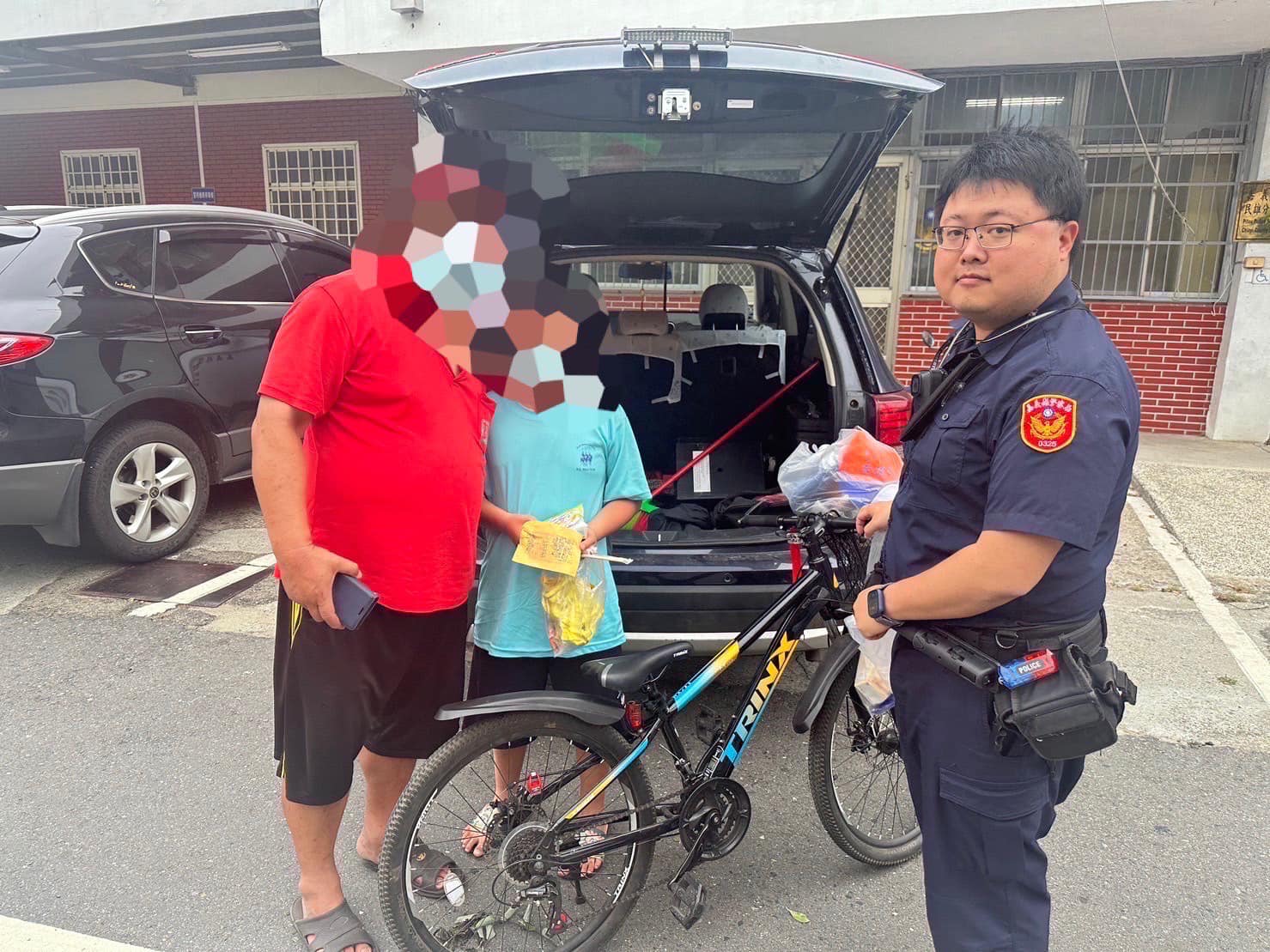 【孩童騎著鐵馬跟著大甲媽去遶境，暖警用心助尋回】
