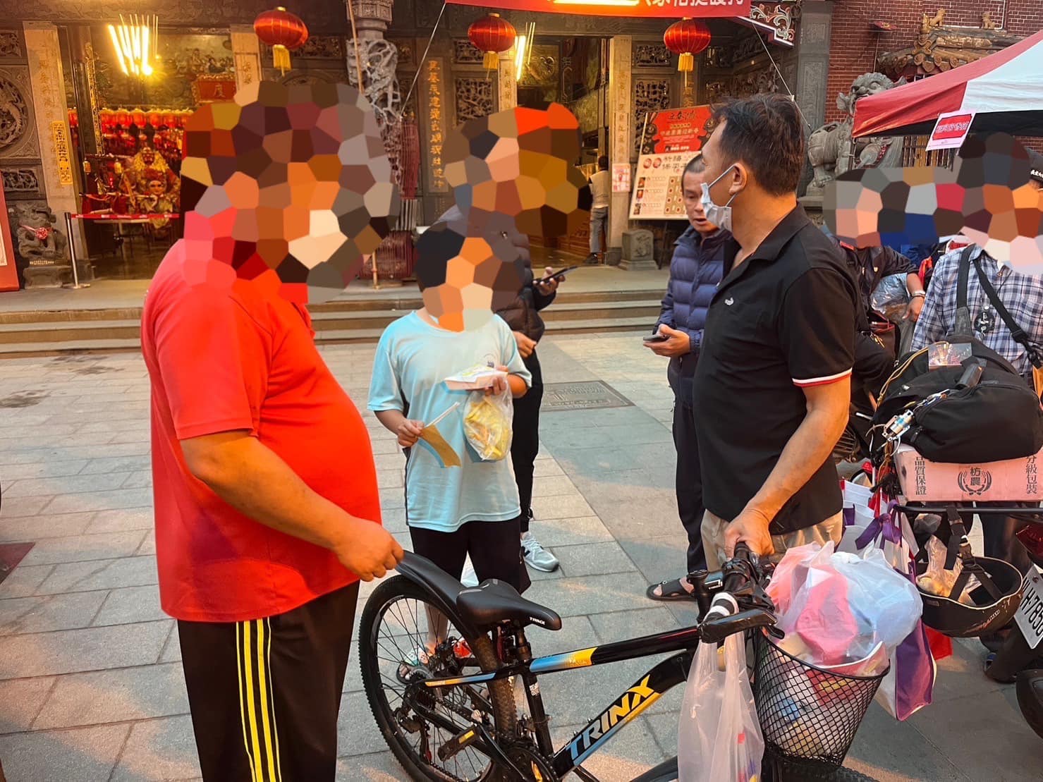 【孩童騎著鐵馬跟著大甲媽去遶境，暖警用心助尋回】