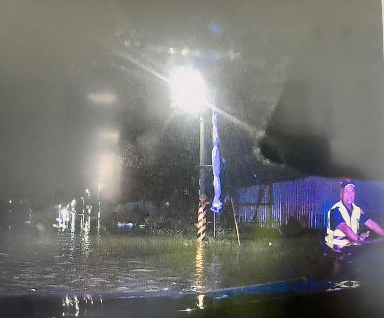 民雄警助民暖胃又暖心風雨夜中溫馨接送情