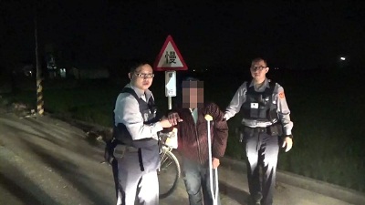 主動協助老人