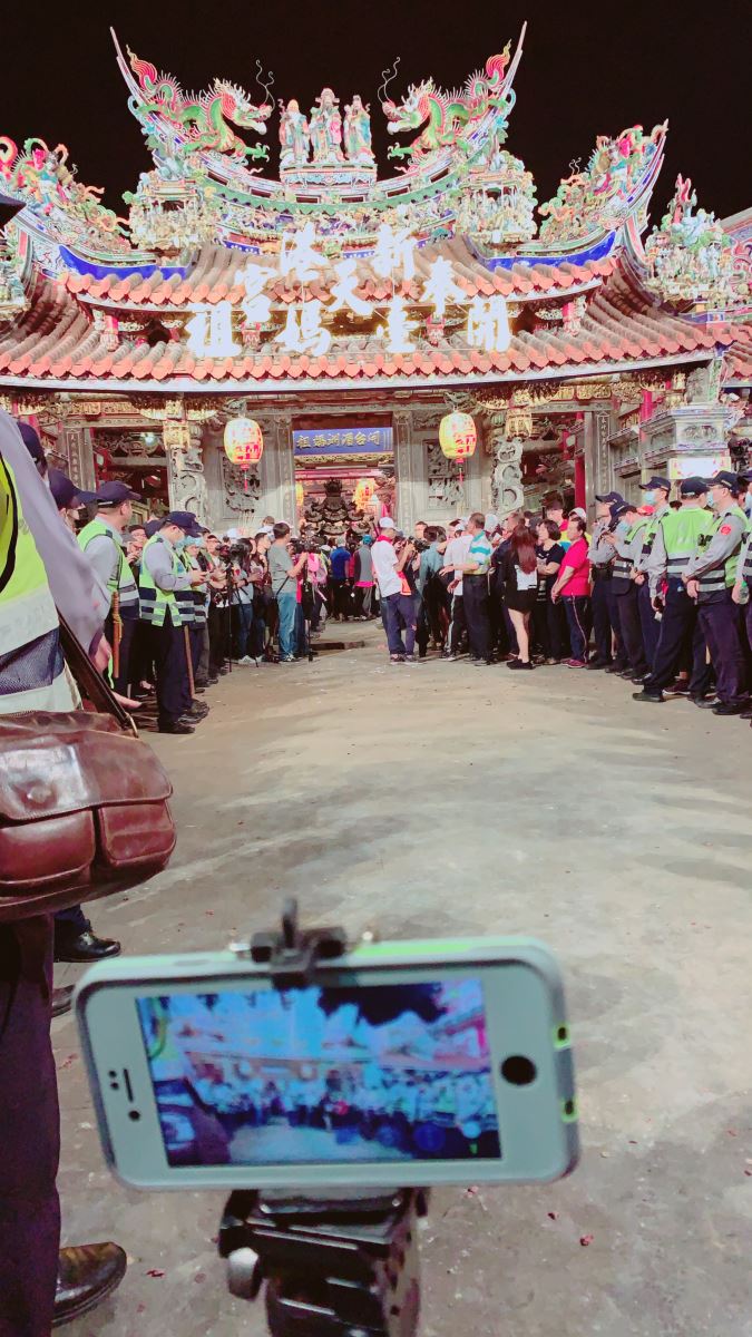 【民雄警於大甲媽祖鑾轎在新港遶境進香期間展示優勢警力嚇阻暴力犯罪】