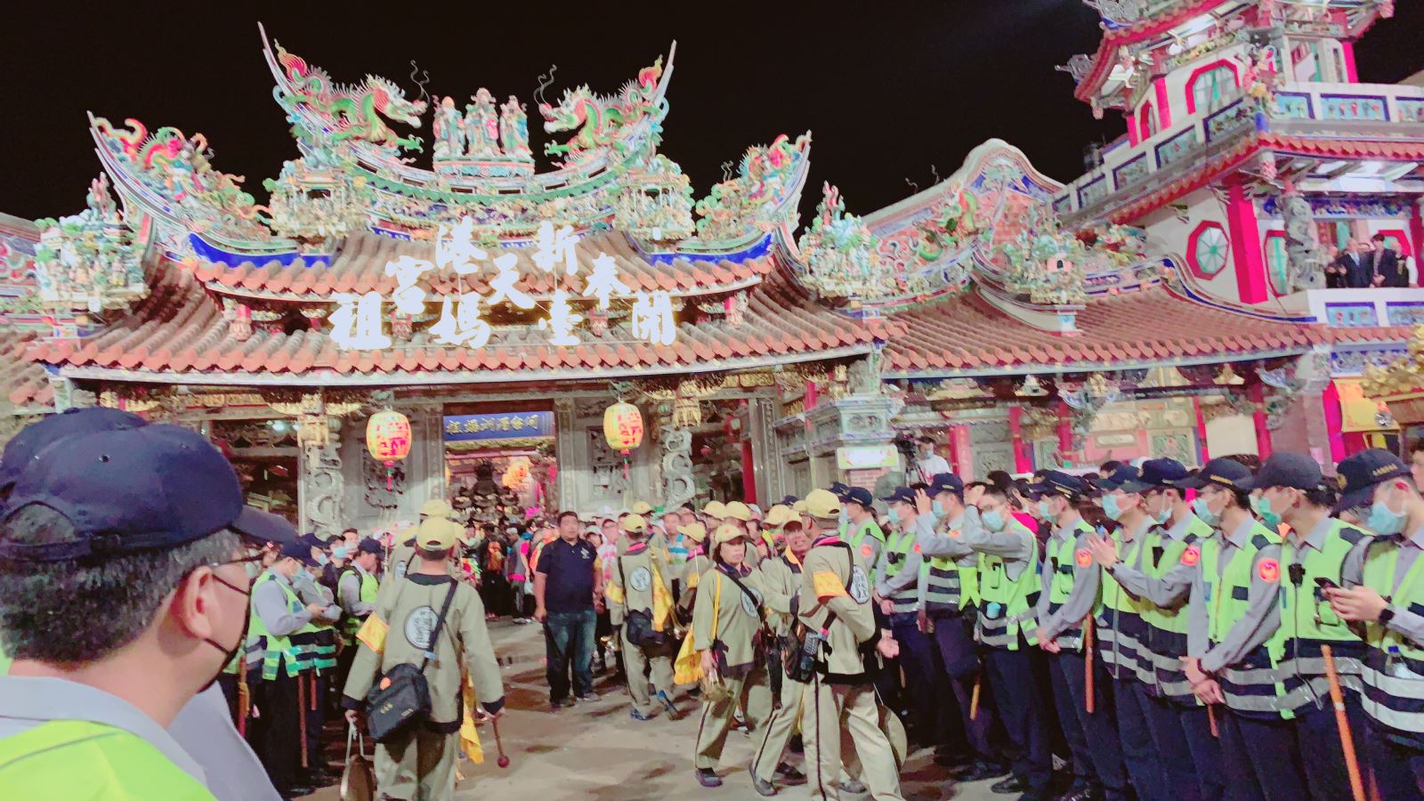 【民雄警於大甲媽祖鑾轎在新港遶境進香期間展示優勢警力嚇阻暴力犯罪】