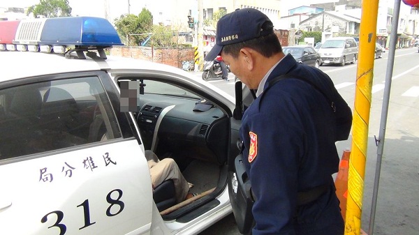 將老人帶返所內清查