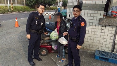 協助婿婦人充電