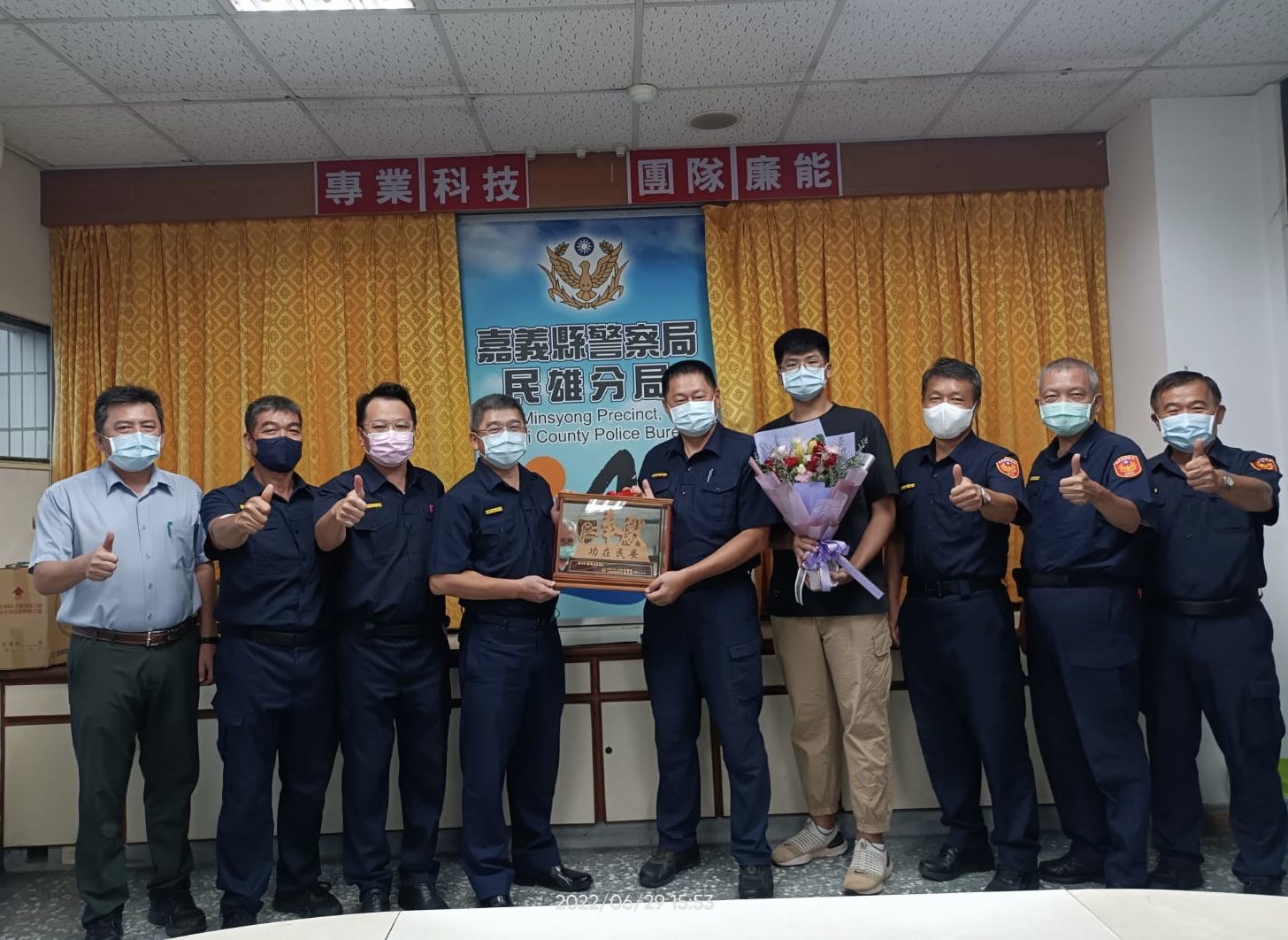 【民雄警分局2同仁榮退 依依不捨互道珍重】