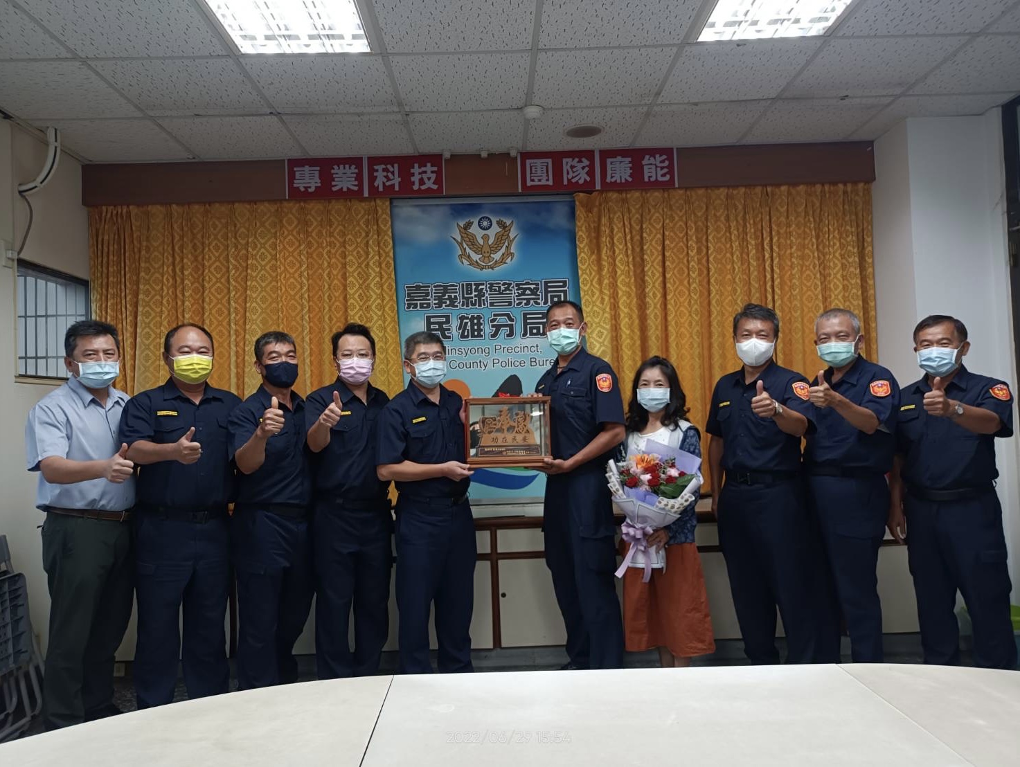 【民雄警分局2同仁榮退 依依不捨互道珍重】
