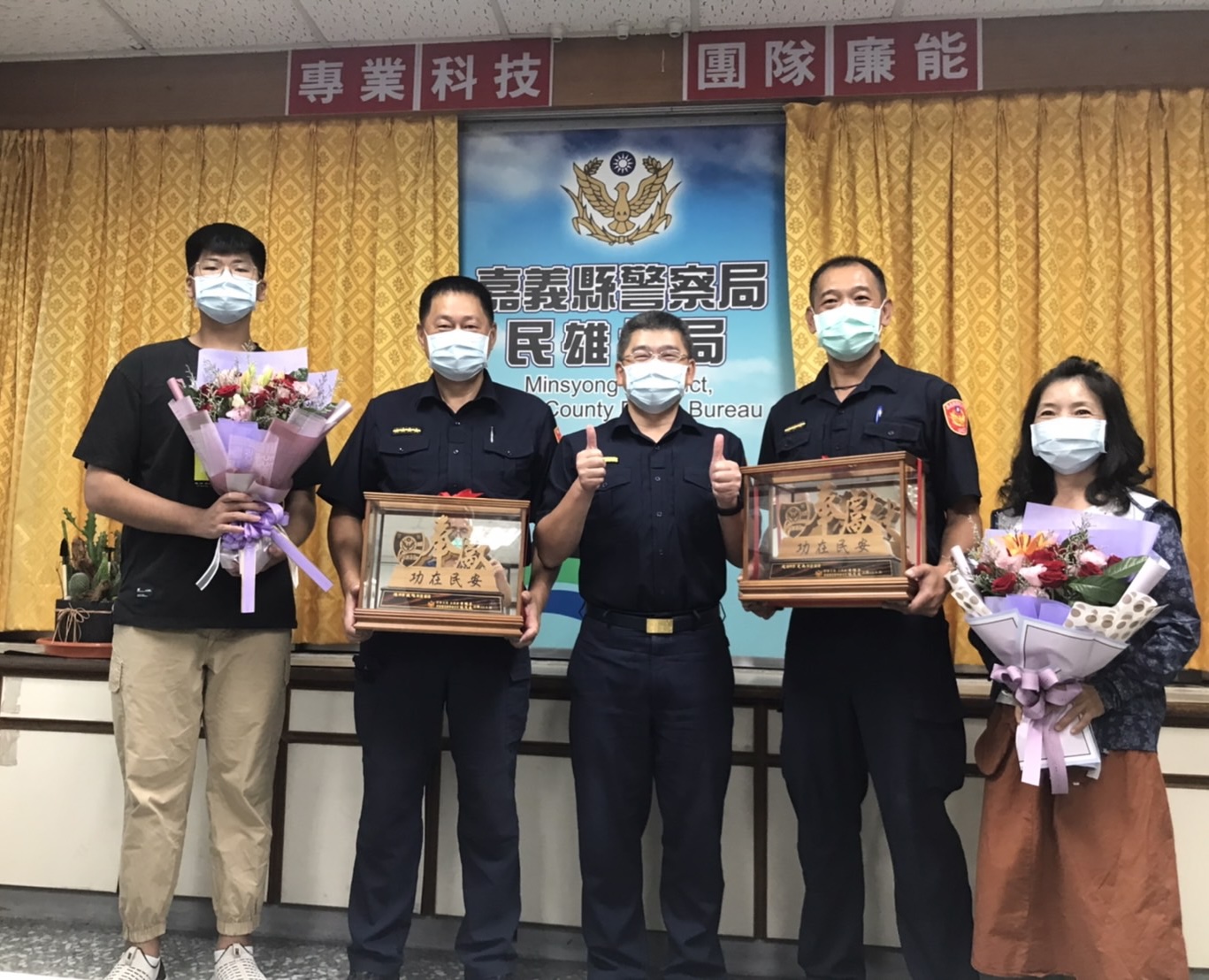 【民雄警分局2同仁榮退 依依不捨互道珍重】