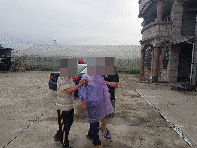 護送老人返家