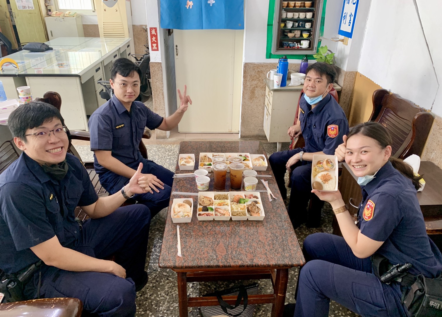 【警政署長慰贈元氣防疫便當 局長加碼贈愛玉飲料 基層員警「揪感心」!】