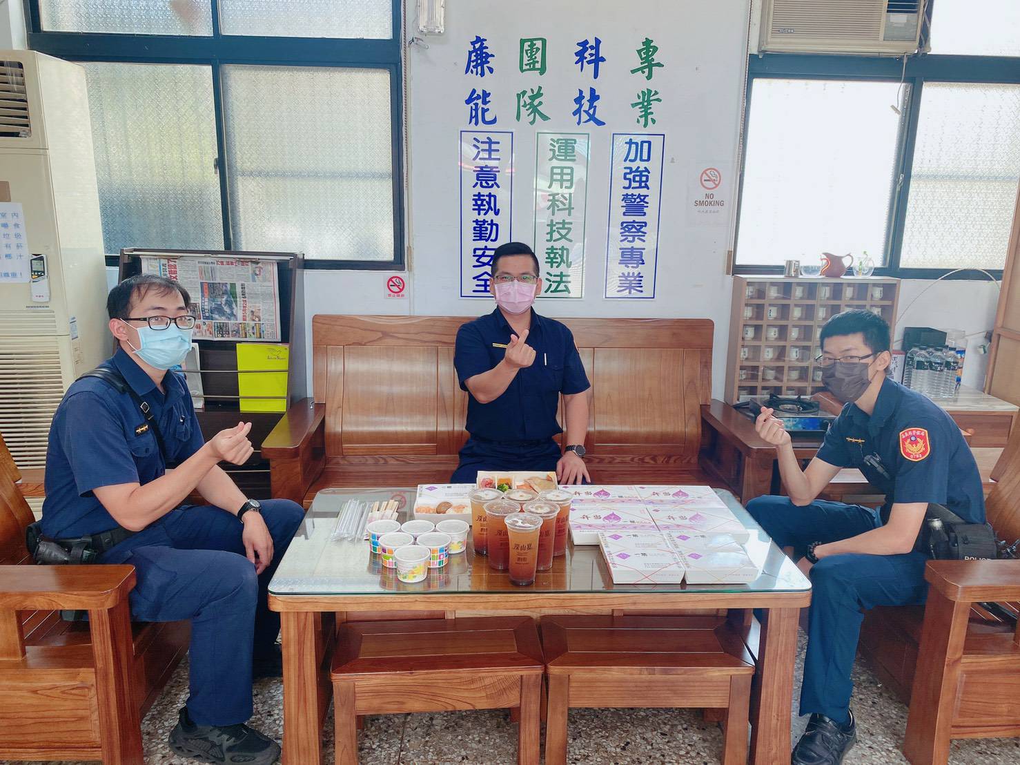 【警政署長慰贈元氣防疫便當 局長加碼贈愛玉飲料 基層員警「揪感心」!】