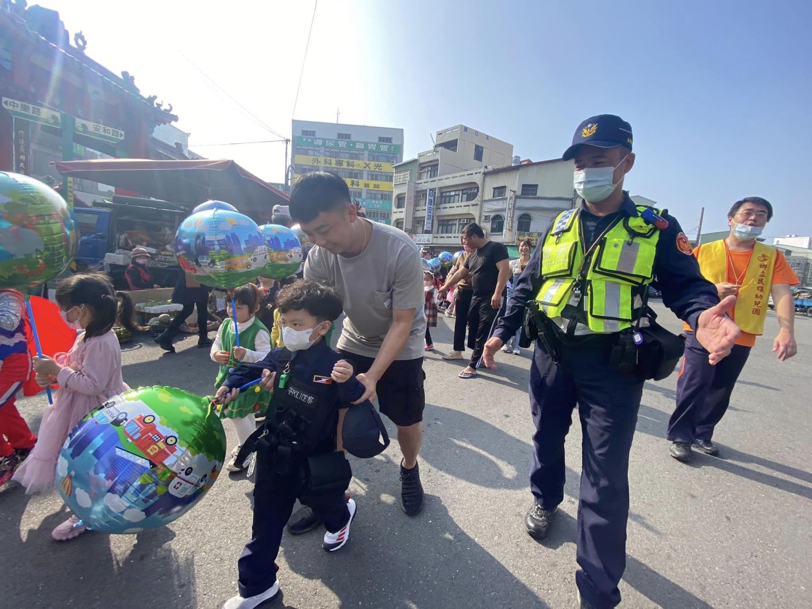 【聖誕送愛交通好佳音、雄警交安宣導向下紮根】