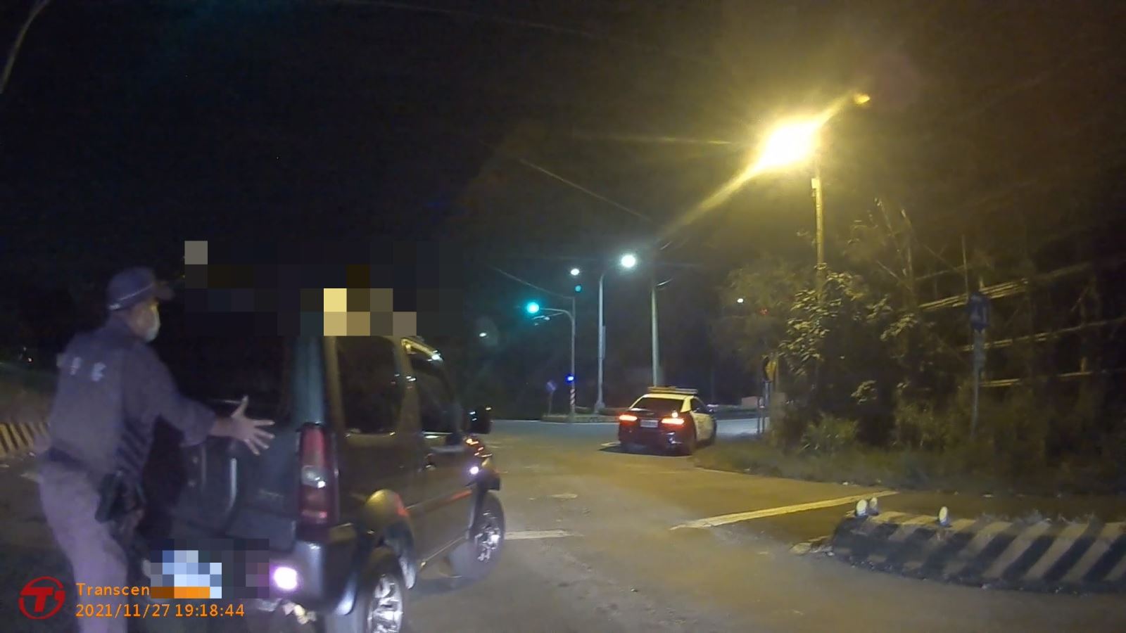 【汽車拋錨困路中，熱心警推車解圍】