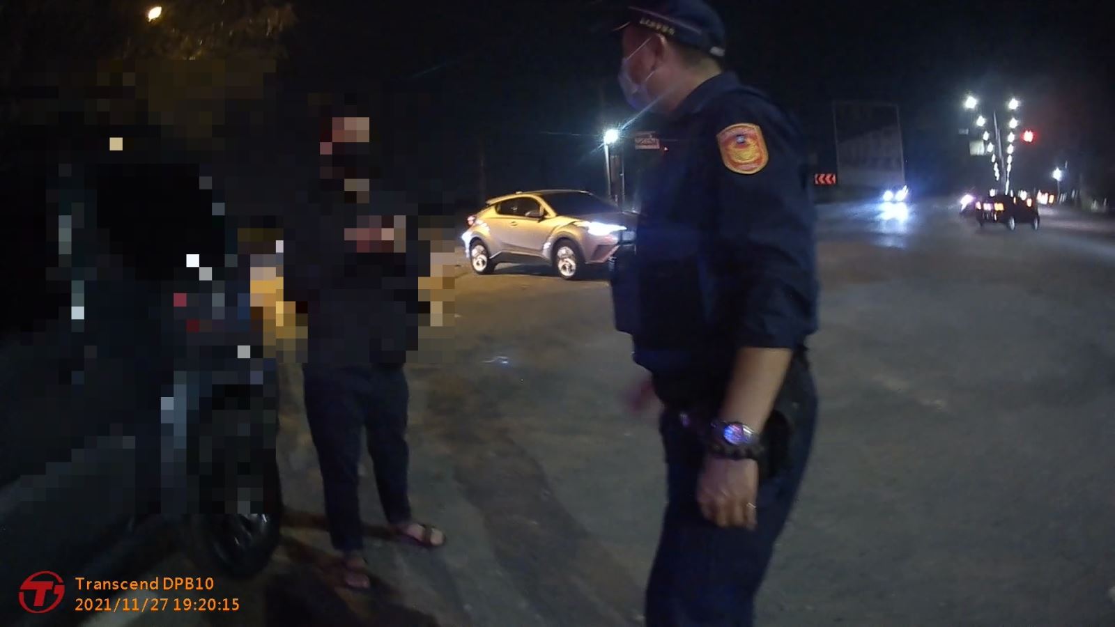 【汽車拋錨困路中，熱心警推車解圍】