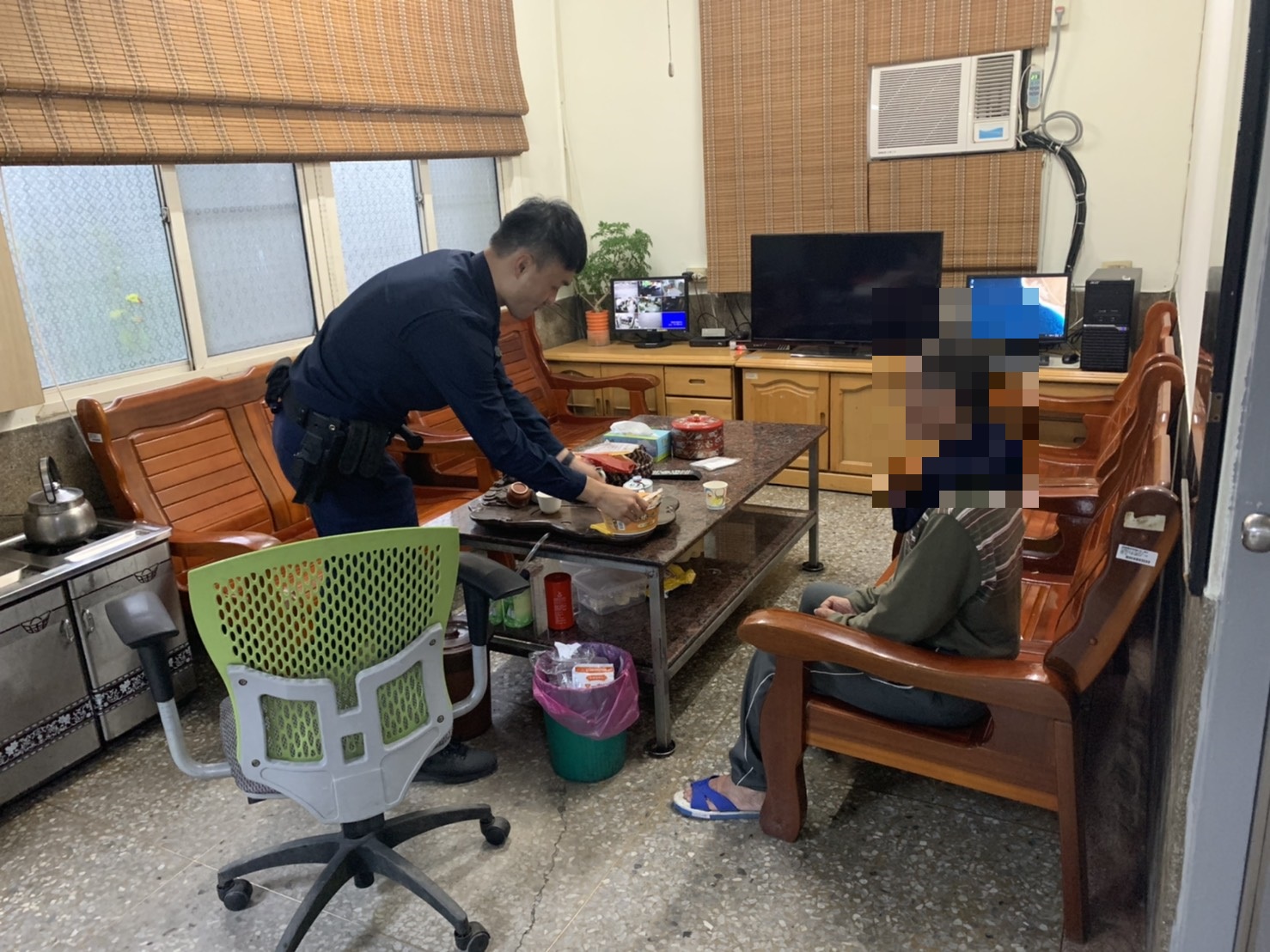 【老翁呆坐路旁,警熱心助返家】