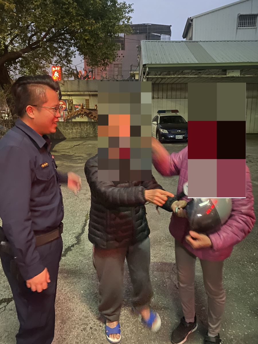 【老翁呆坐路旁,警熱心助返家】