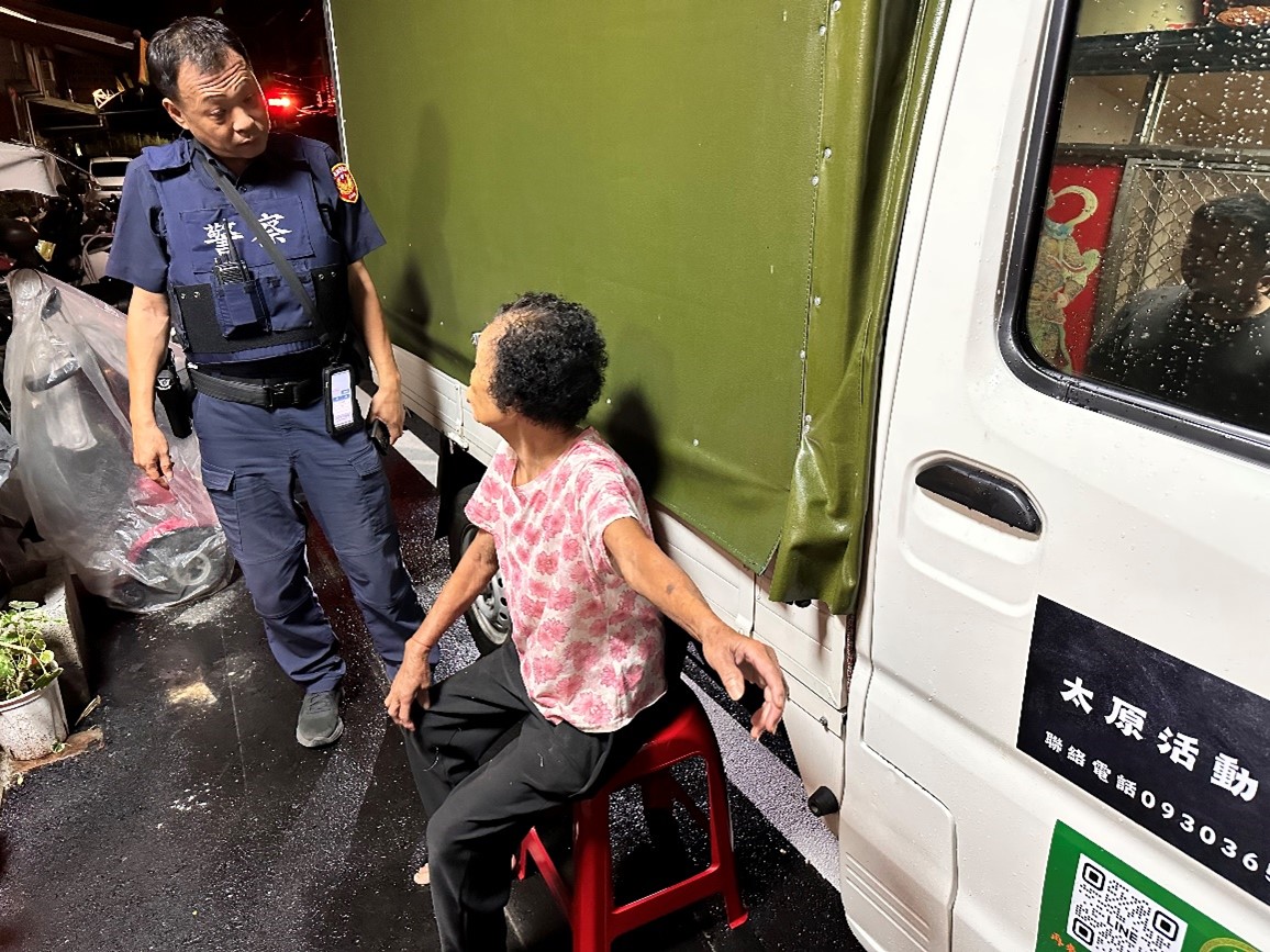 警方到場發現老嫗神色慌亂，先行安撫情緒