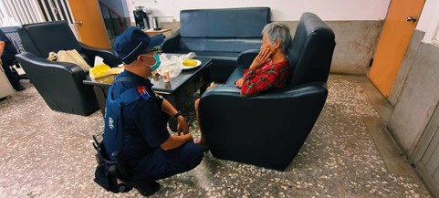 將迷路吳民帶回駐地詢問身分及住處