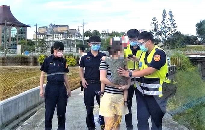 【🚨🚨奶娃跌入深淵,民雄警力即時救援!🚔】