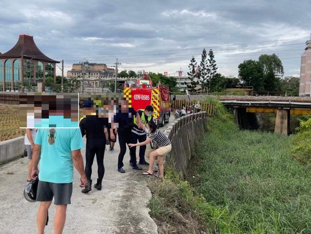 【🚨🚨奶娃跌入深淵，民雄警力即時救援！🚔】