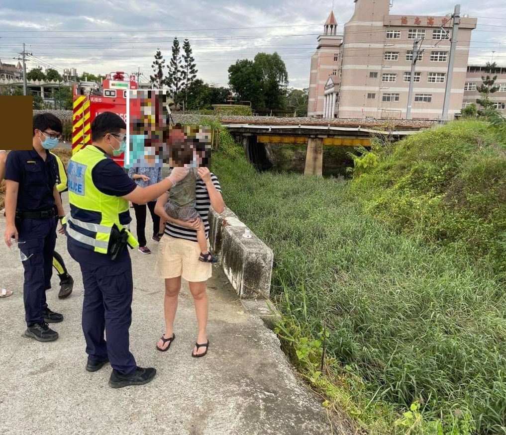 【🚨🚨奶娃跌入深淵，民雄警力即時救援！🚔】