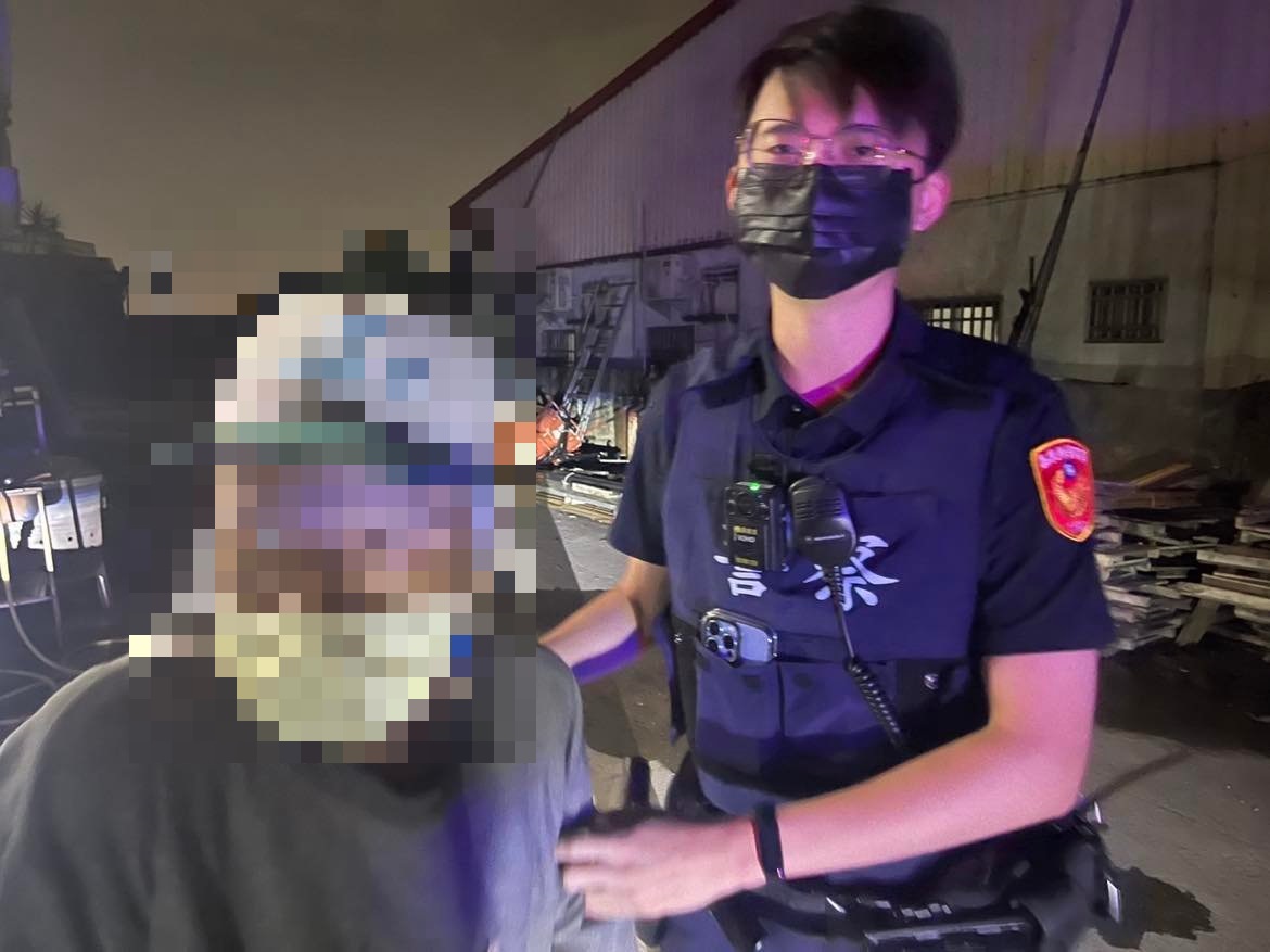 【老翁採蕉失足，妻子心急如焚，警協助返家】 