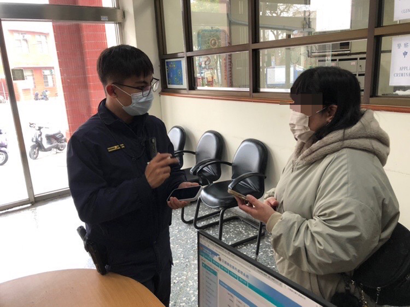 「輕熟女險遭詐 假交友老招再現 警民連線守荷包」