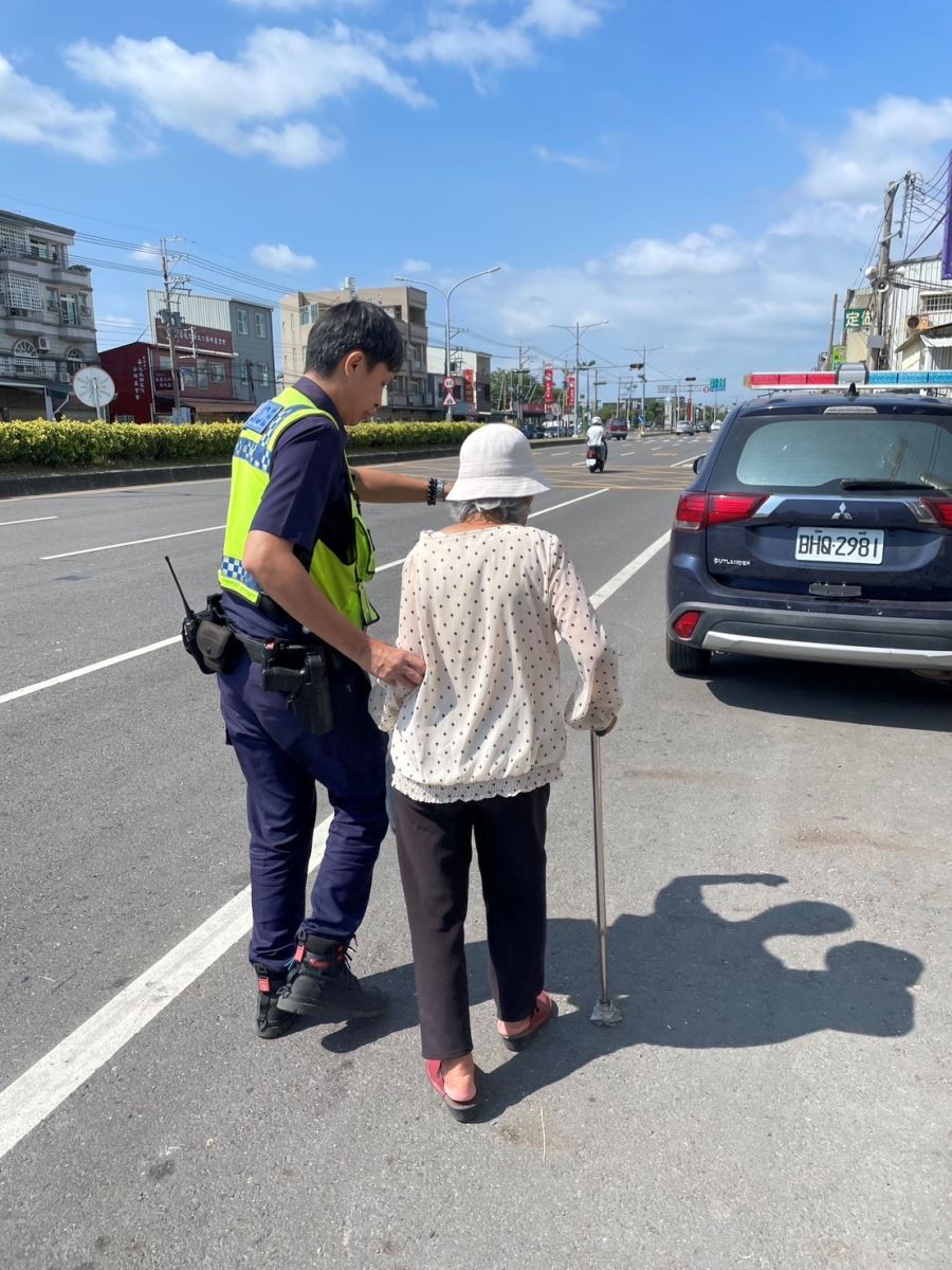 水上所員警安撫老婦並將其載返派出所休息。