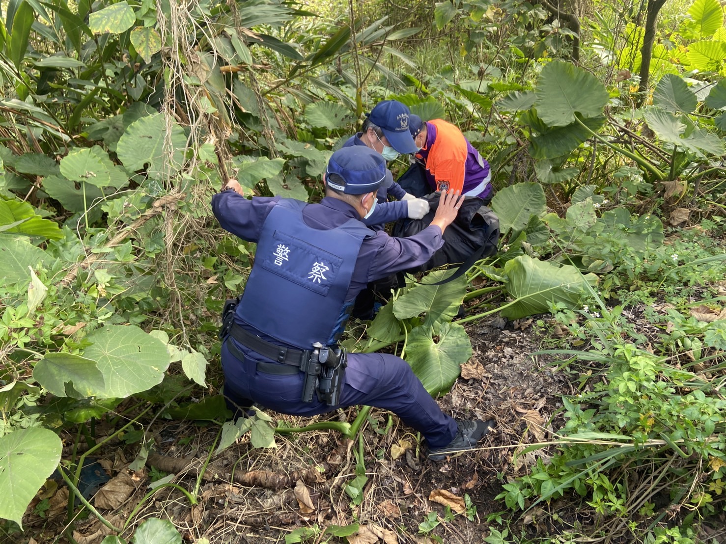 【老翁跌落山坡，民雄警即時救援！】