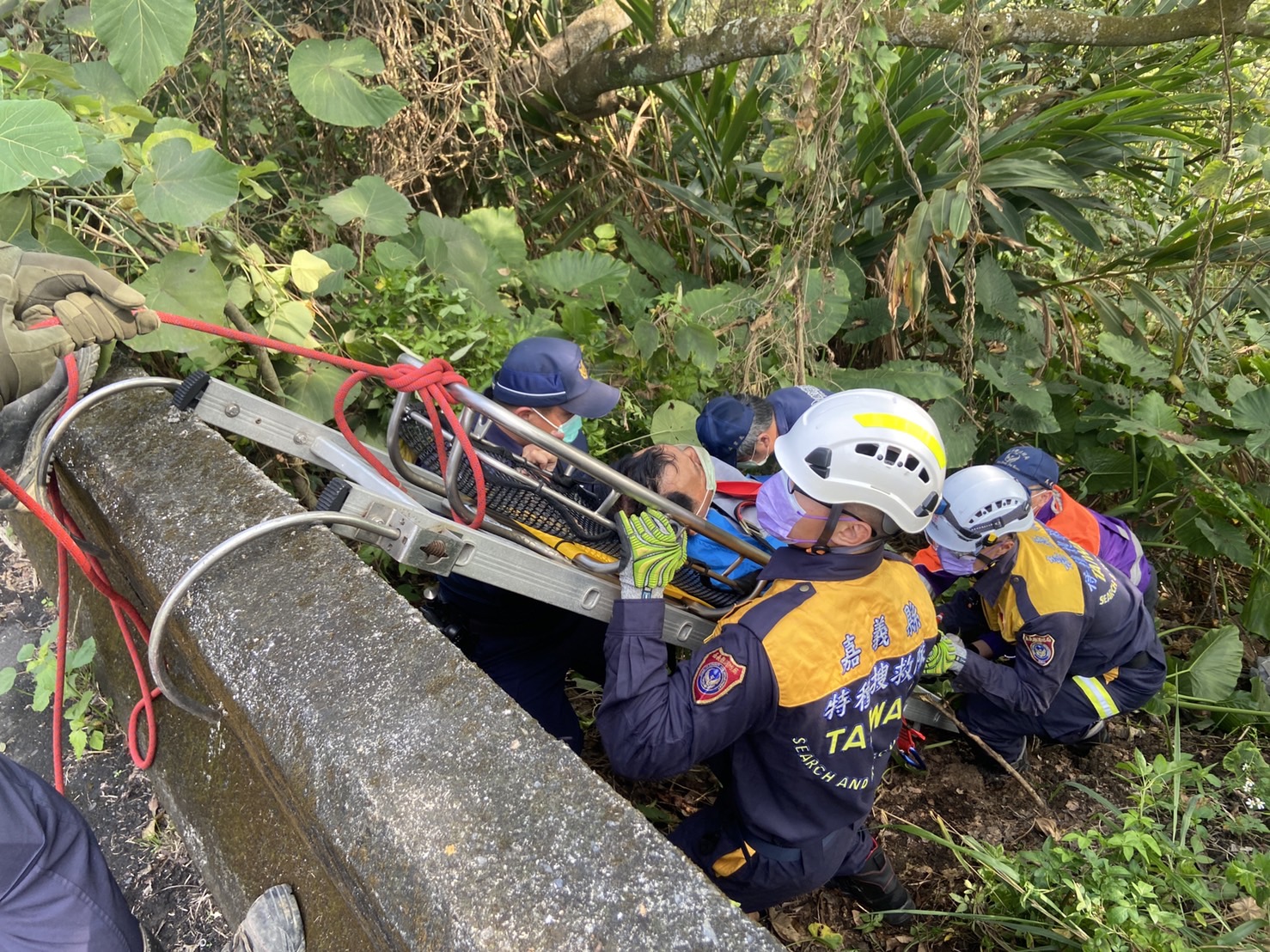 【老翁跌落山坡，民雄警即時救援！】