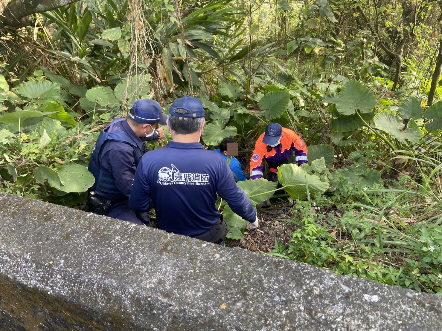 【老翁跌落山坡，民雄警即時救援！】