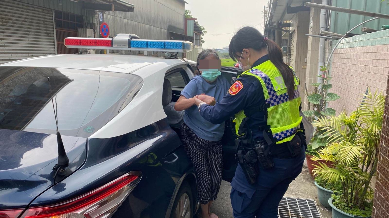 【車水馬龍老嫗癱坐路旁 民雄警熱心助返家】