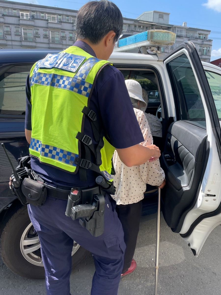 水上所員警安撫老婦並將其載返派出所休息。