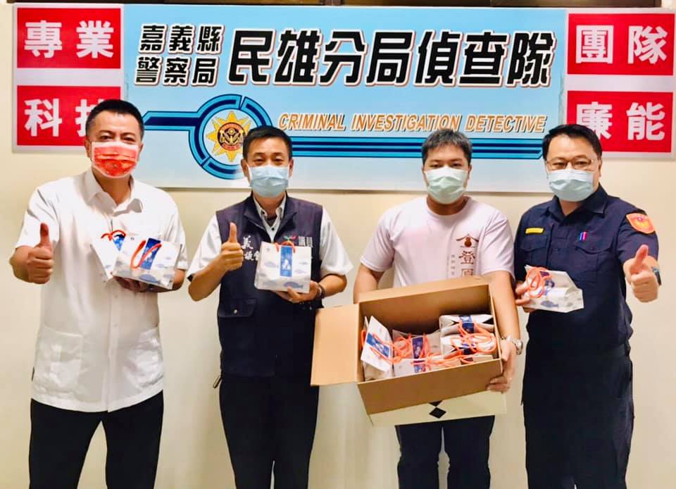 【 ✨陳文忠議員與登原補習班洪揚恆老師頒發慰問金🧧及防疫物資鼓勵基層士氣✨￼￼ 】