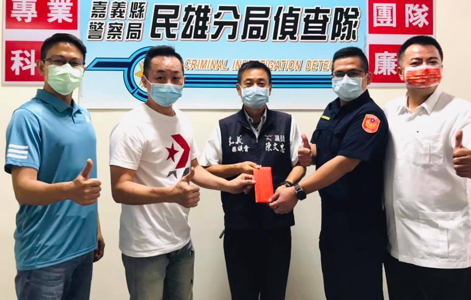 【 ✨陳文忠議員與登原補習班洪揚恆老師頒發慰問金🧧及防疫物資鼓勵基層士氣✨￼￼ 】
