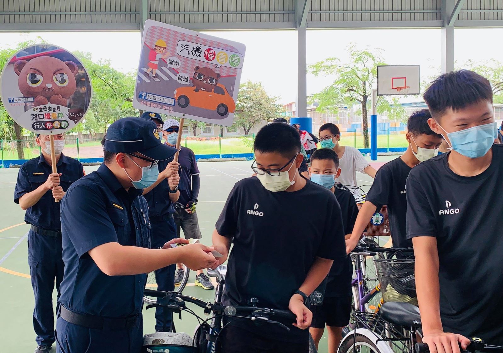 【民雄波麗士結合自行車活動 宣導反詐騙及路口安全觀念】